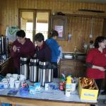 Die flei&szlig;igen Damen von Kaffee und Kuchen